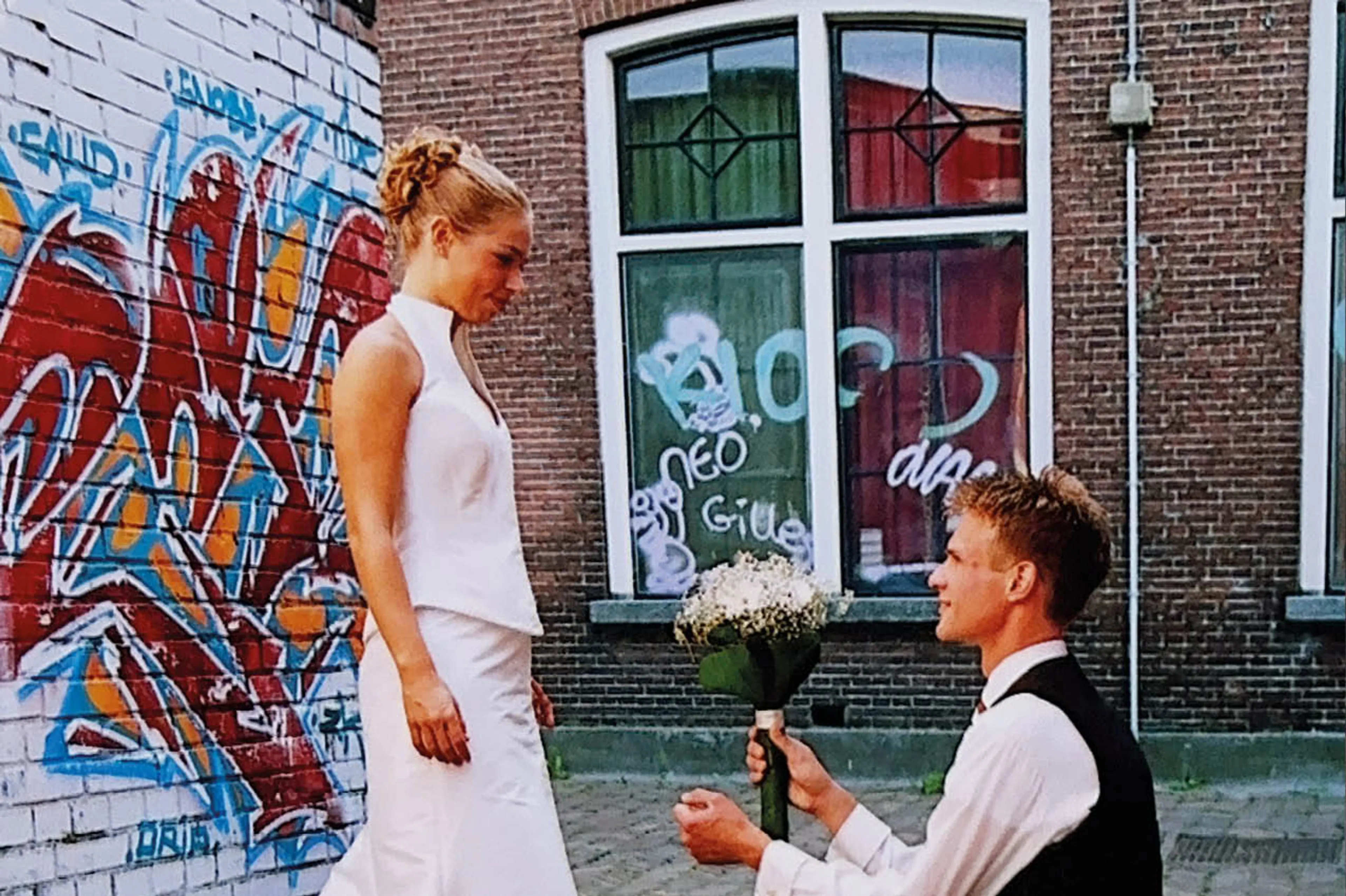 Trouwfoto van Griëtte en Duurt in een steegje.